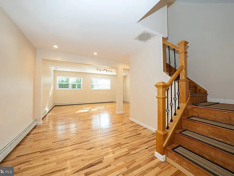 6950 Fowler St — Photo 4