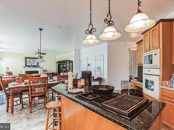 5th image of 823 Manor House Dr