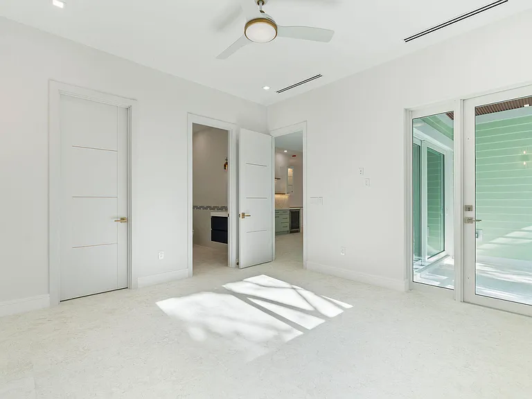 114 Royal Ln — Photo 34