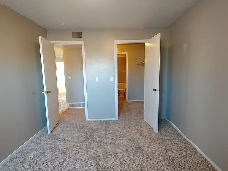 August Place Apartments — Photo 11