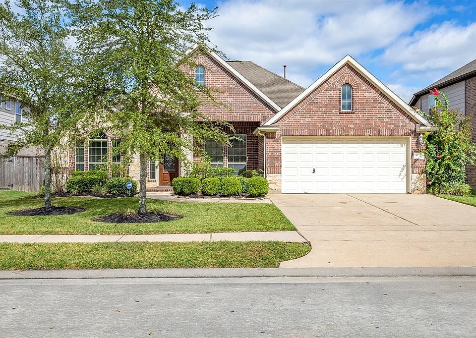Charming 1 story home nestled on a quiet and family friendly cul-de-sac street. Walking distance to the sports complex!