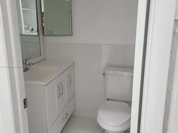 8632 NW 8th St, Miami, FL 33126