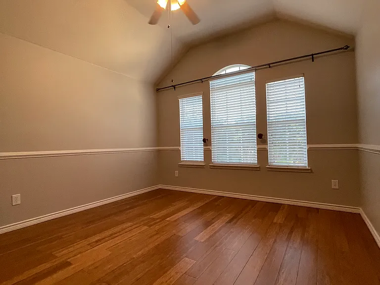 11921 Kingsville Dr — Photo 32