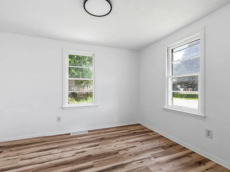 420 W 25th St — Photo 10