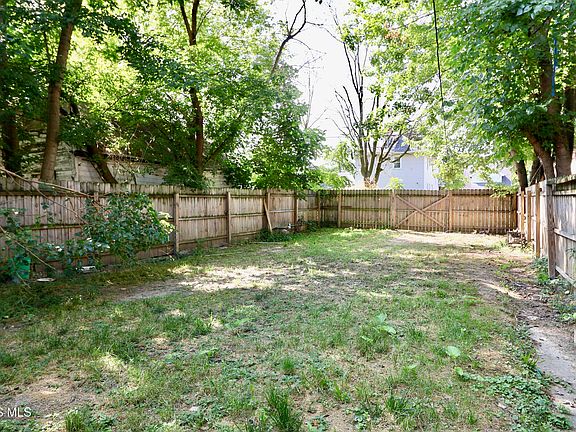 3rd image of 824 Clay Ave
