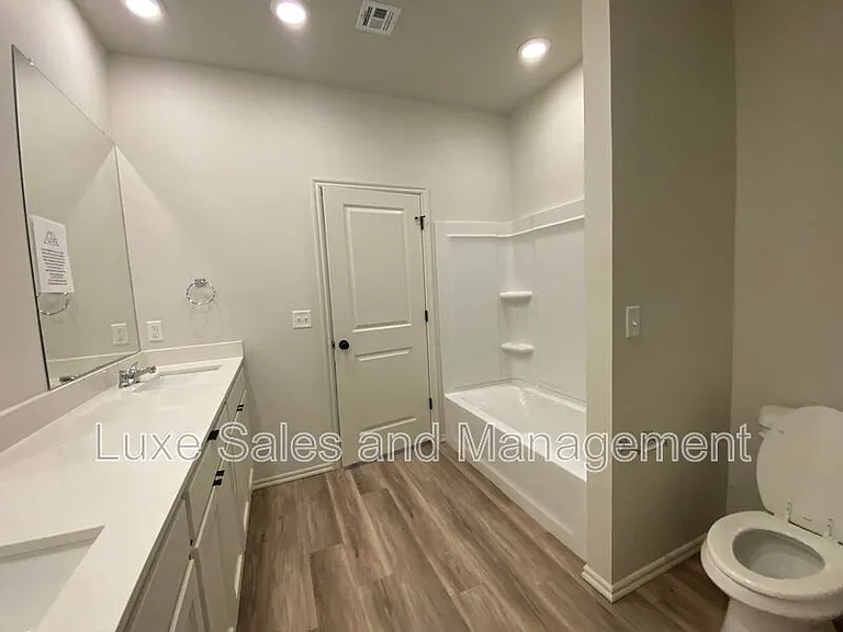 8000 NW 110th Dr — Photo 36
