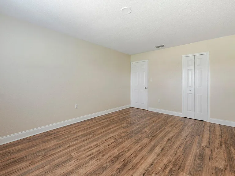 Royal Oak Condominiums — Photo 32