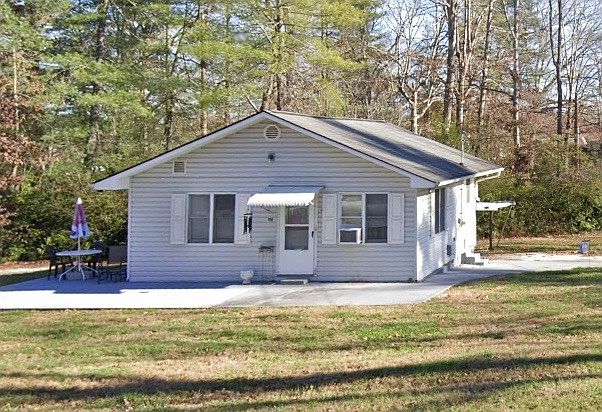 Welcome home to 118 L R Smith Rd, Hendersonville!