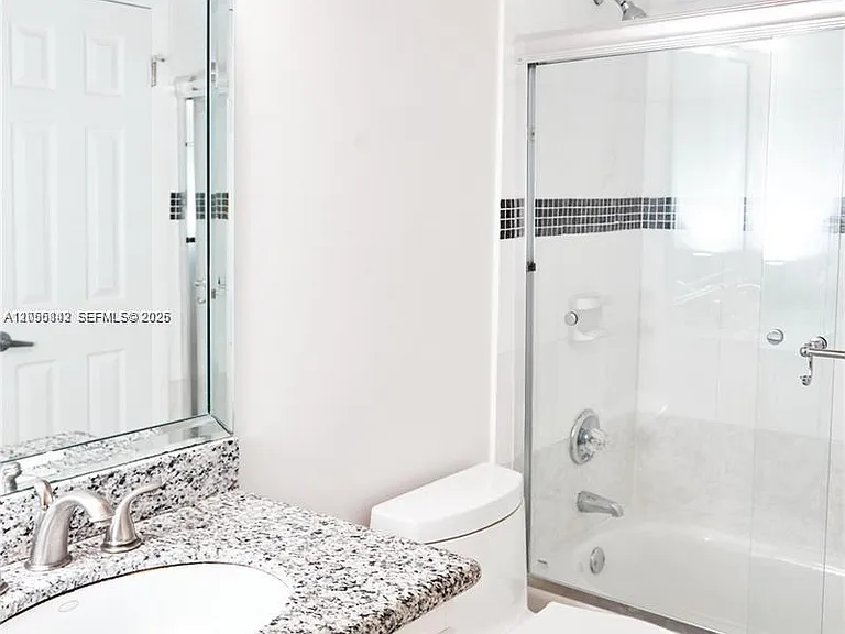 347 Leslie Dr — Photo 2