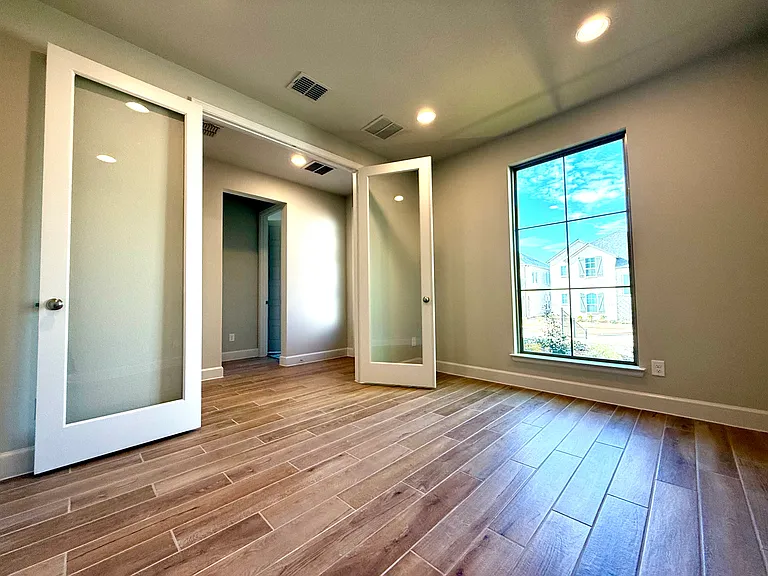 1620 Victoria Pl — Photo 3