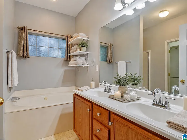 560 Summit Cir — Photo 12