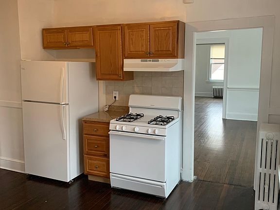 3rd image of 219 Columbia St Floor 2