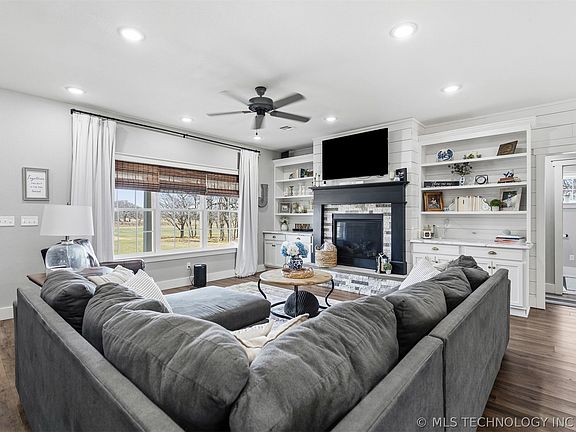 5th image of 125 Enterprise Rd