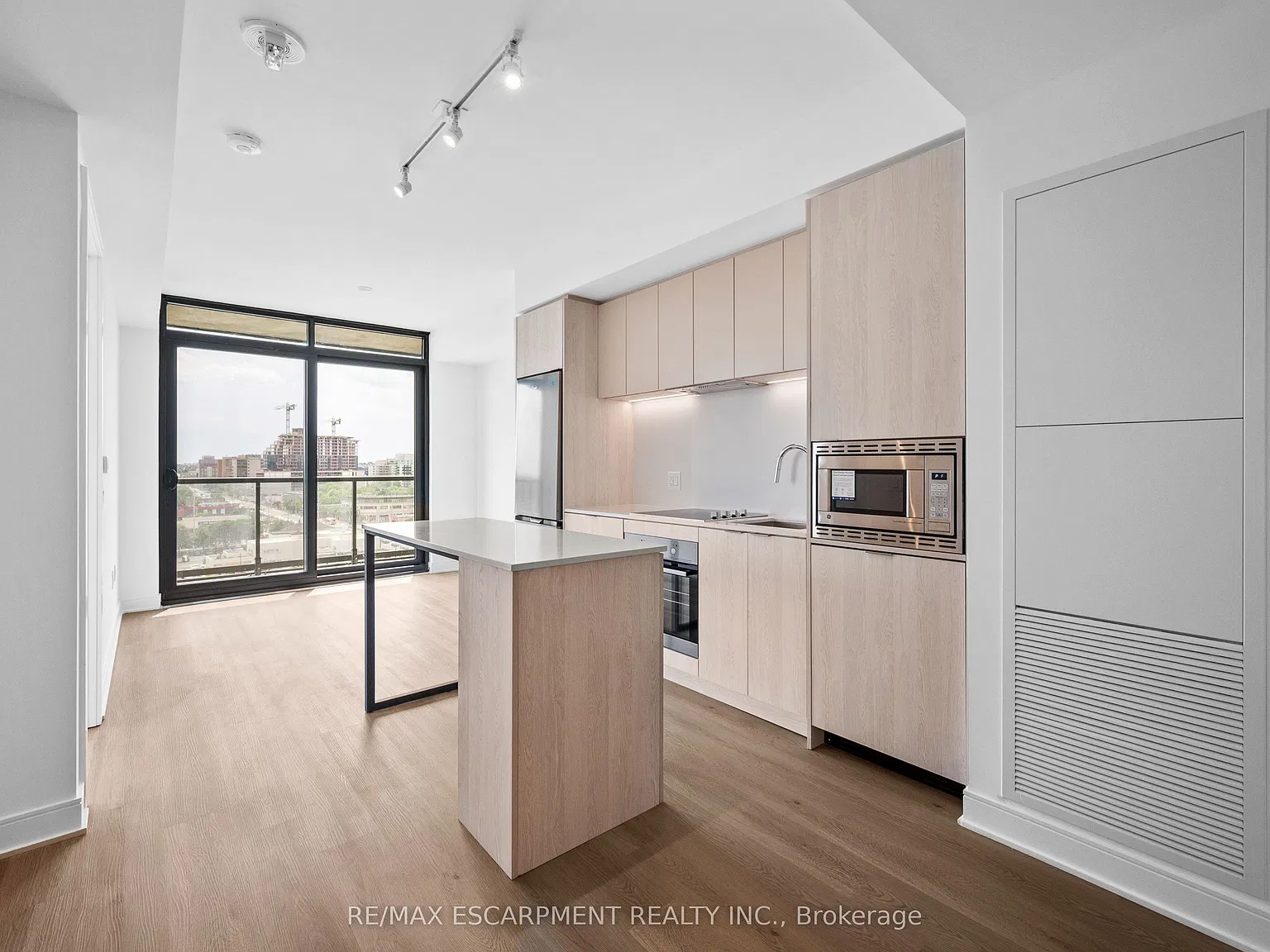 86 Dundas St E — Photo 2