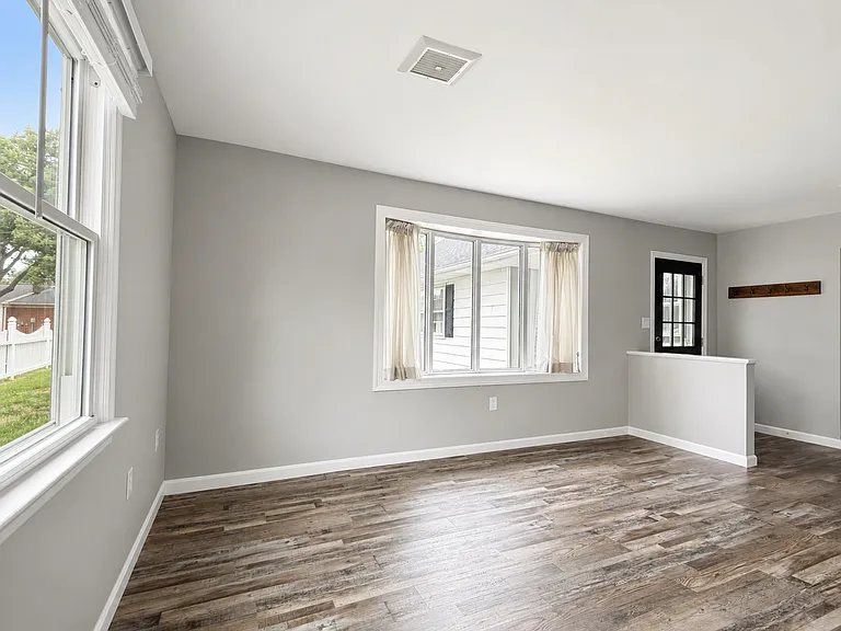 534 E New St — Photo 7