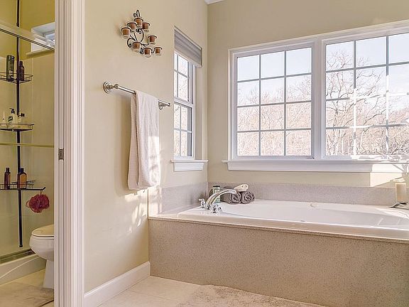 4th image of 1039 Barberry Ln