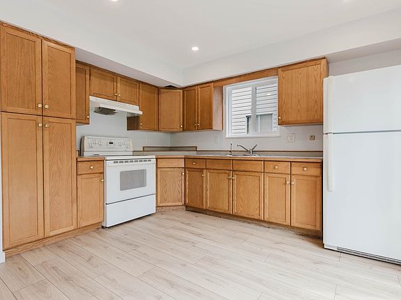 4th image of 1882 Coquitlam Ave