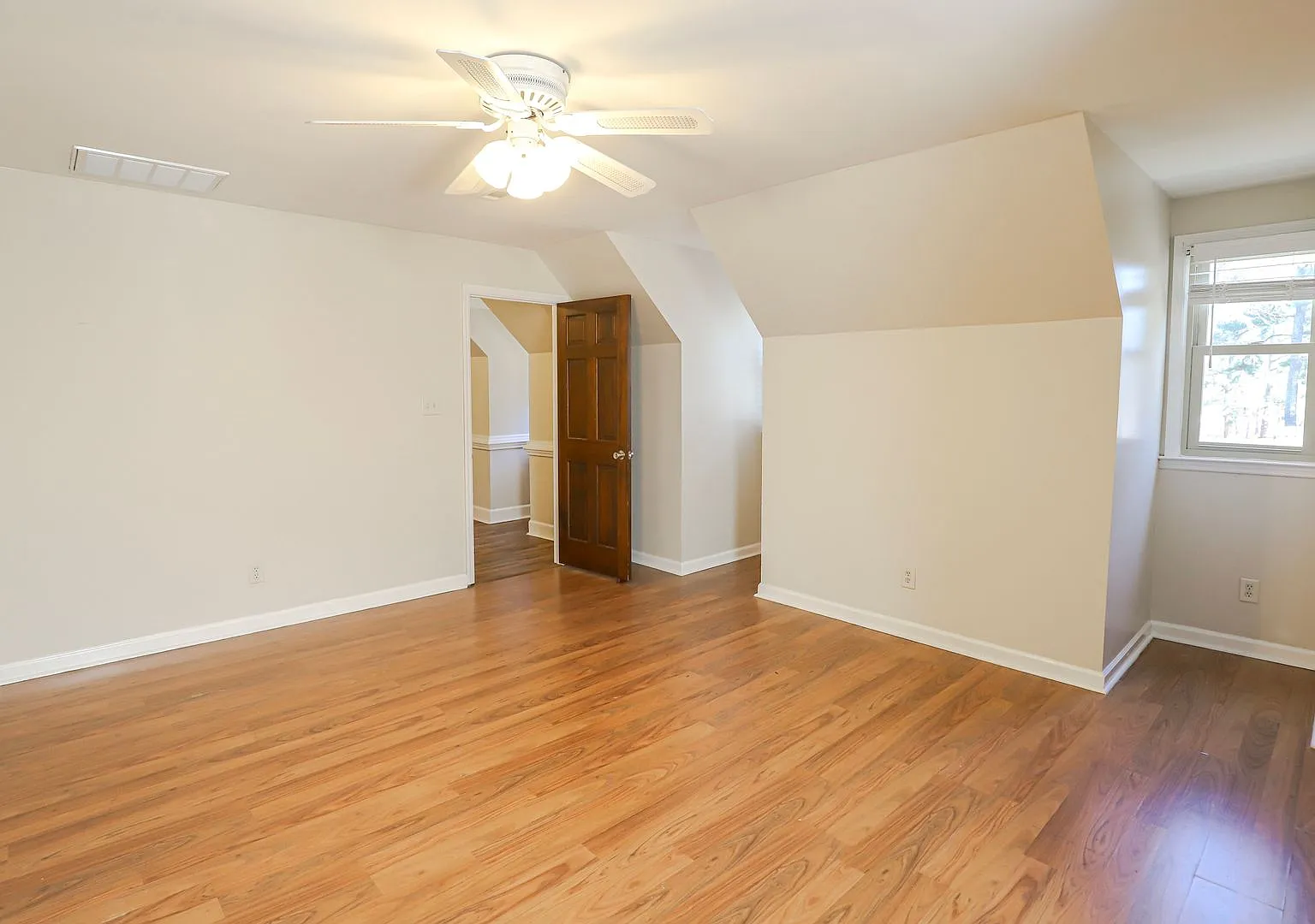 Gorgeous Estate home in Houndslake! — Photo 4