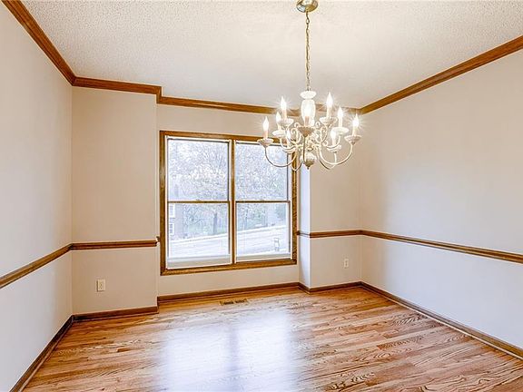 3rd image of 814 Blueberry Ln