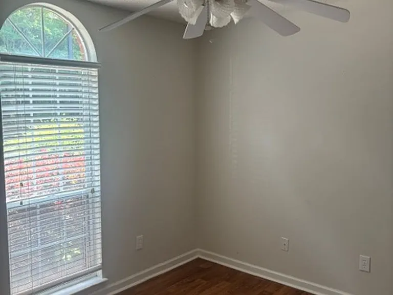 1014 Grasmere Dr — Photo 2