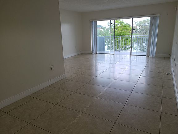 4th image of 9359 Fontainebleau Blvd APT F201