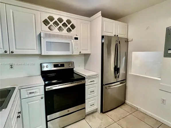 8460 Sunrise Lakes Blvd APT 112, Sunrise, FL 33322