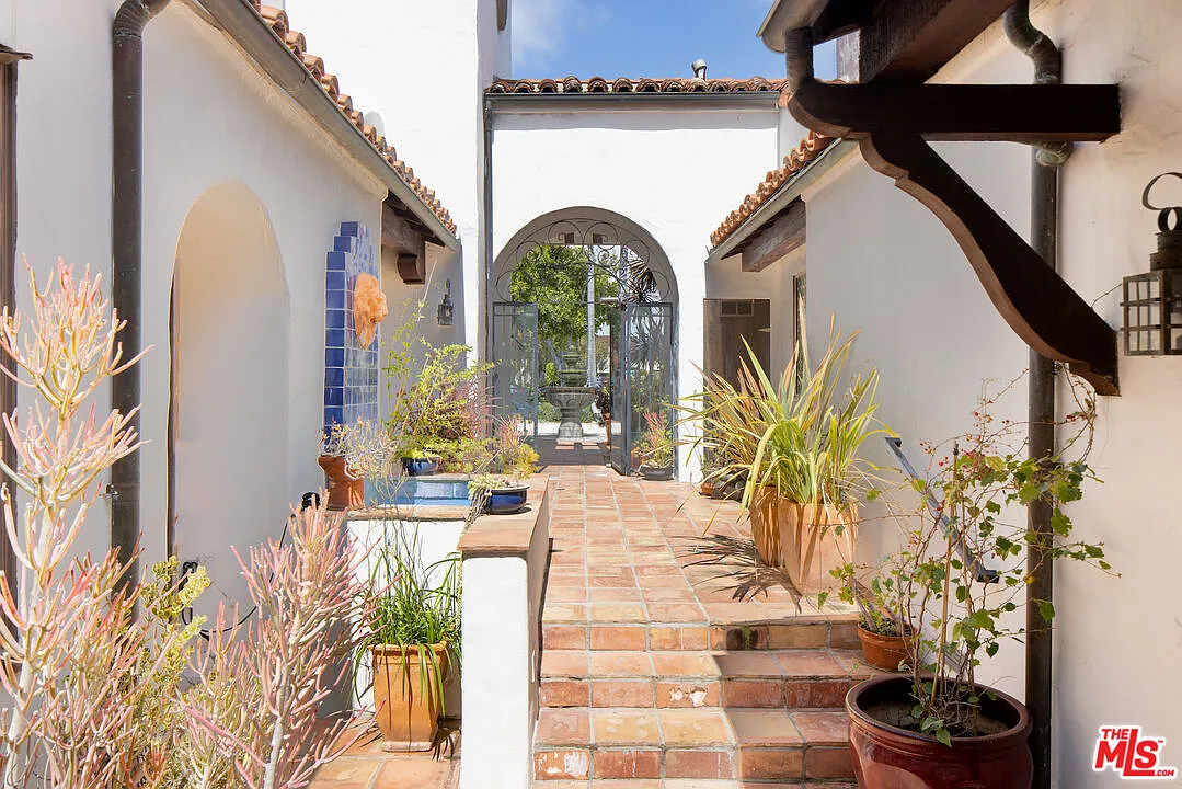 2 bed, 1.5 bath, 1483 sqft, $6,000 — Photo 3
