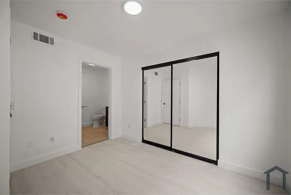 920 Everett St — Photo 8