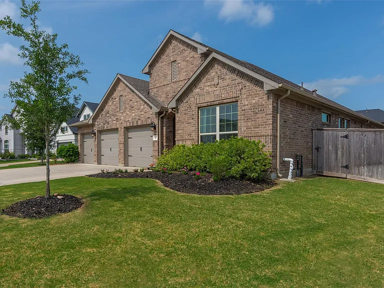 9211 Lowell Cliff Dr — Photo 3