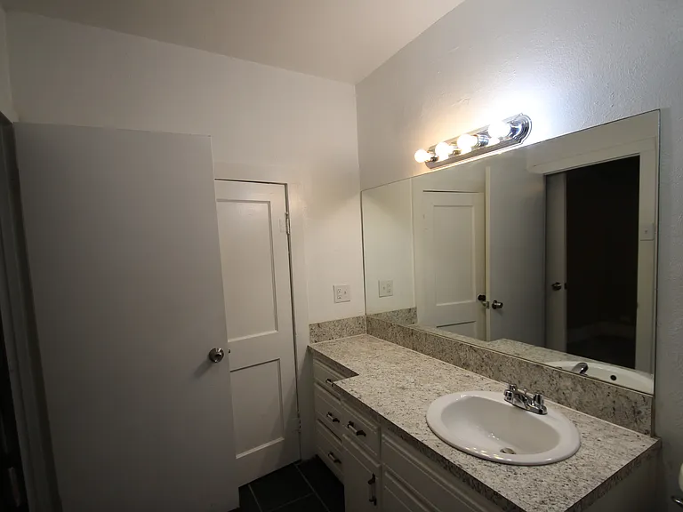1415 W Crawford St — Photo 18