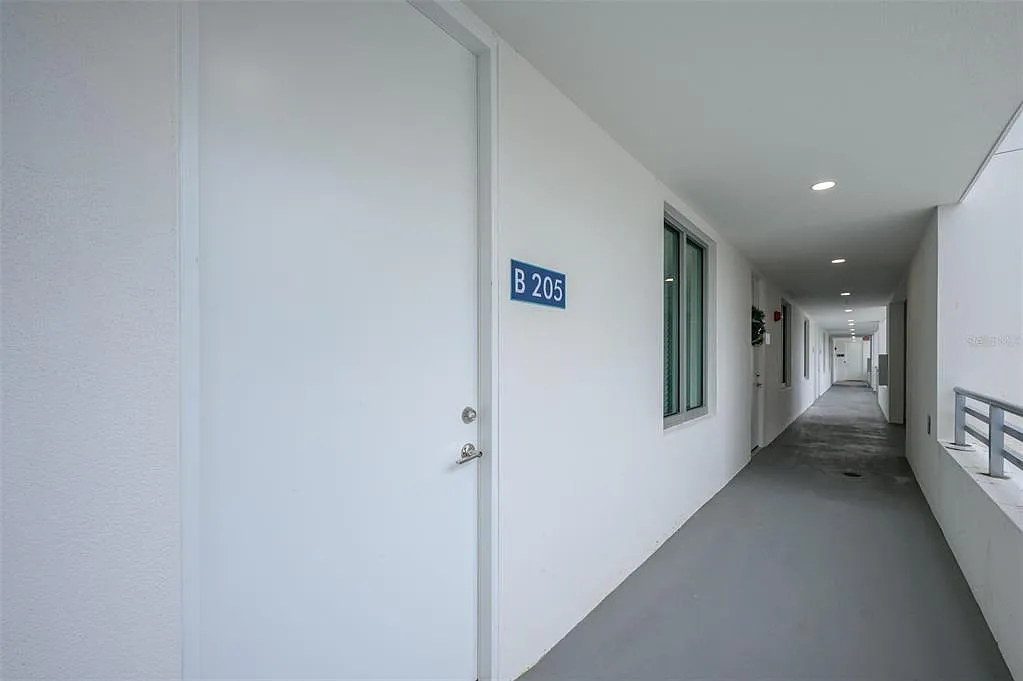 2 bed, 2.0 bath, 958 sqft, $3,750 — Photo 2