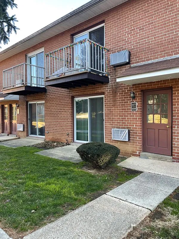 2 bed, 1.0 bath, 766 sqft, $1,300 — Photo 2