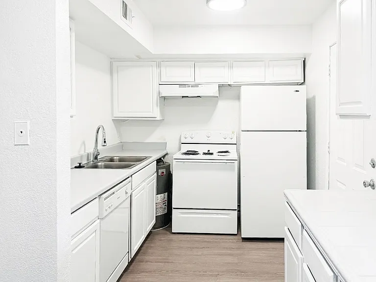13020 N 21st Pl — Photo 9