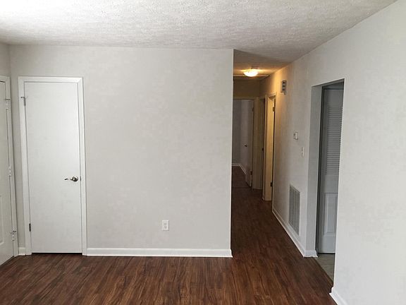 Living Room / Hallway