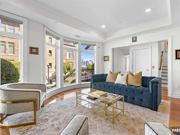 3 Oxford Lndg #3, Weehawken, NJ 07086
