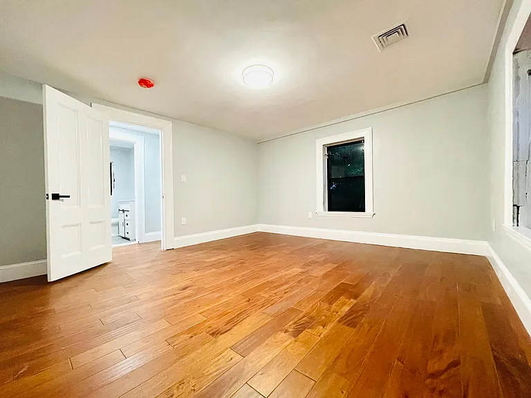21 Maple St — Photo 16