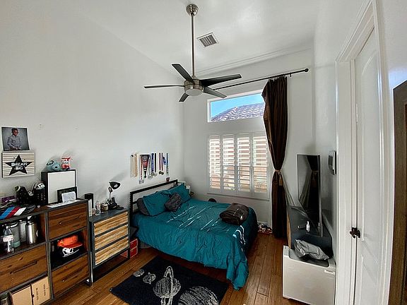 Bedroom with bathroom 