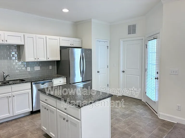 100 Spring Pine Ln — Photo 4