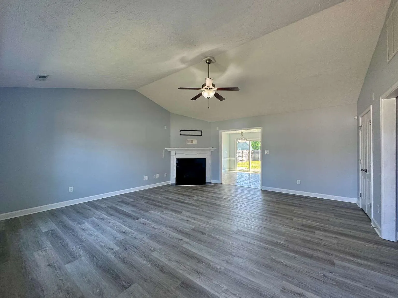 3 bed, 2.0 bath, 1553 sqft, $1,800 — Photo 4