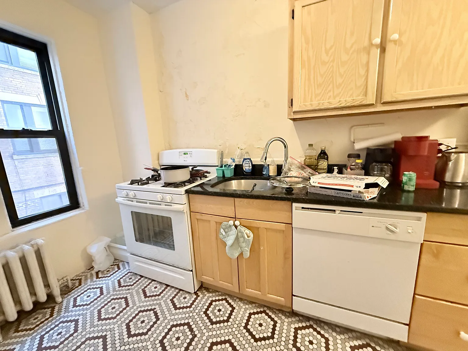 4 bed, $7,200 — Photo 1