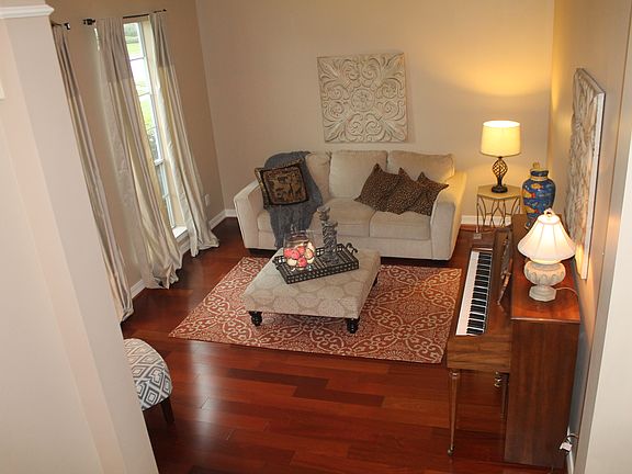 4th image of 2427 Foxglove Dr