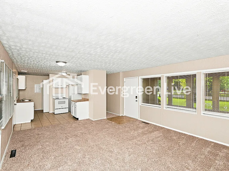 5543 E 42nd St — Photo 2