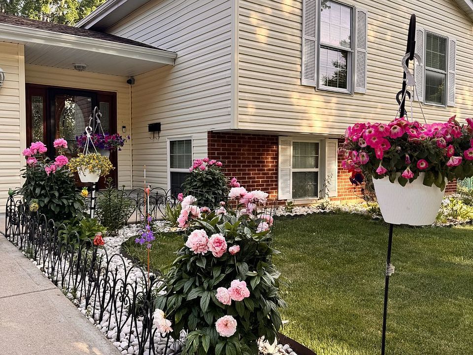 1st image of 2215 S Bradford Dr