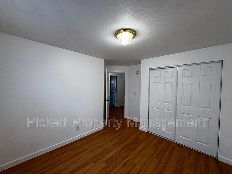 600 NE Flagstone Ln — Photo 16