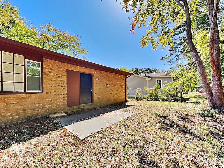 2050 Sandgate Cir — Photo 18