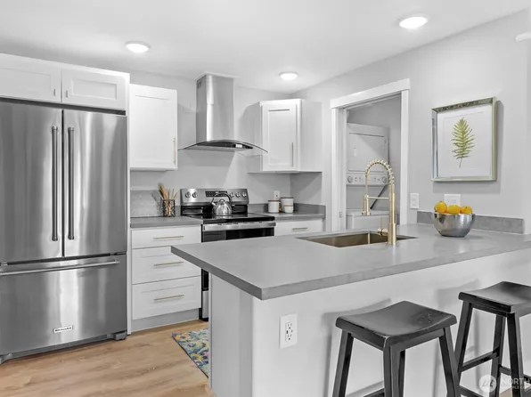 15330 Sunwood Boulevard #E203, Tukwila, WA 98188