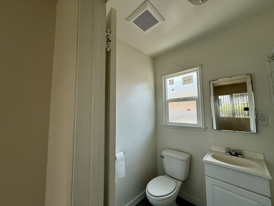Unit 2 Bathroom / Unidad 2 Bano