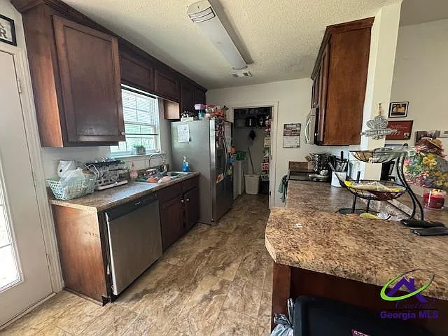 3 bed, 2.0 bath, 1231 sqft, $1,600 — Photo 4