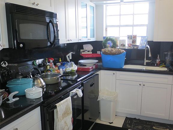 2nd image of 8943 Hawthorne Ave #0