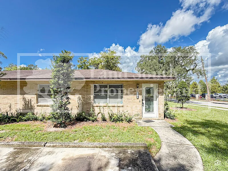2 bed, 1.0 bath, 1953 sqft, $1,300 — Photo 2